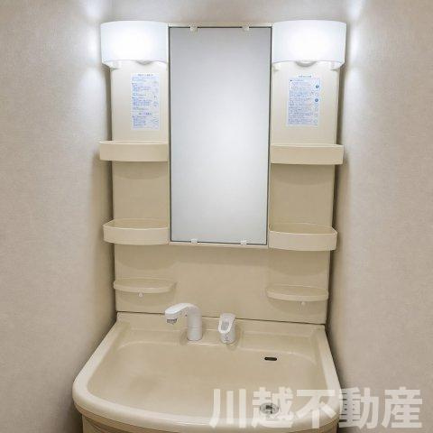 2階にも独立洗面台があるので朝の身支度に便利（小物類消去の為加工しています）