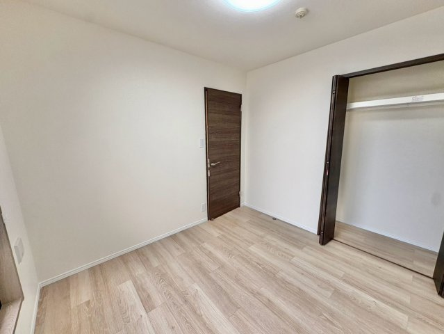 洋室5.1帖　収納付きで、お部屋がすっきり片付きます。