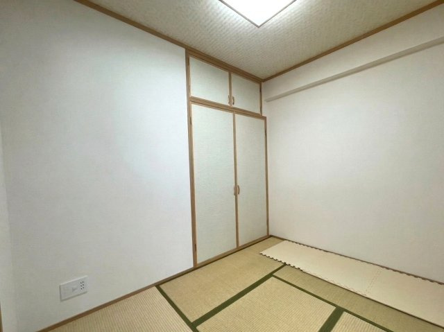 落ち着いた雰囲気が魅力の和室は、畳のやさしい質感が心地よく、くつろぎの空間として最適です。客間としてはもちろん、お子様の遊び場や寝室としても活用でき、ライフスタイルに合わせて幅広く使える一室です。