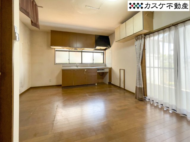 南向きの大きな窓から豊かな陽光が差し込むリビングです。広々とした空間で家族が自然と集まり、明るい雰囲気の中で会話が弾みます。隣接する和室を開放すれば、さらに開放的な大空間として活用いただけます。　