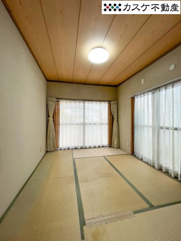二面採光で明るい和室は、座って過ごす日本ならではの寛ぎを叶えます。南側の窓からは庭の緑を望むことができ、季節の移ろいを感じながらお茶を楽しむ贅沢な時間。押入収納も完備され、お部屋をすっきり保てます。　
