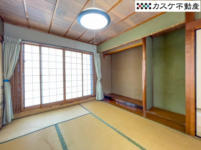 リビングの隣に位置する和室は、開放すれば広々とした一体空間として活用できます。お子様のお昼寝やプレイスペース、また来客時の寝室としても重宝する万能な一間。畳の香りに包まれ、心からリラックスできる空間　