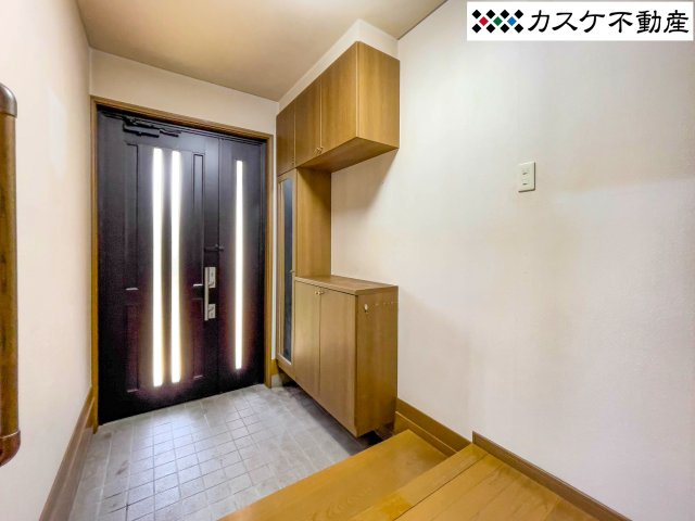 明るい光が差し込む玄関ホールは、お出かけ前の身支度も気持ちよく整えられます。ゆったりとした土間スペースは、来客時にも余裕を持って対応できます。毎日使う場所だからこそ、開放感と使いやすさを両立しました　