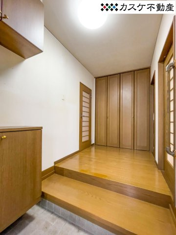 落ち着いた佇まいの玄関は、家族を優しく迎え入れる場所。広さにゆとりがあり、ベビーカーやアウトドア用品の出し入れもスムーズです。収納力のあるシューズボックスを備え、常に清潔感のある空間を維持できます。　