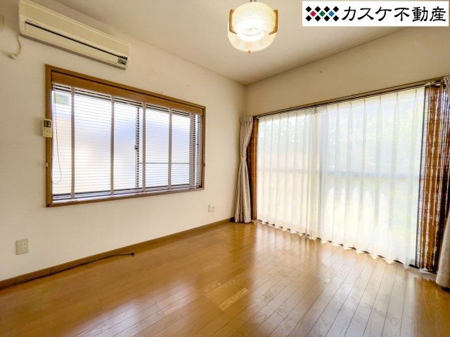 シンプルで飽きのこない居室デザインは、どんなインテリアとも相性良好です。大きな窓からは外の景色が見え、季節の風を取り込めます。全室収納があるため、居住空間を最大限に活かした広々とした暮らしを実現。　