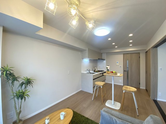 10.4帖の明るいリビング。ご家族でゆったり寛げる空間です。家具の配置がしやすい間取りになっています。