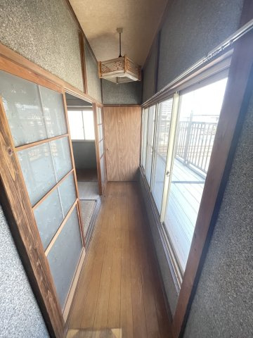 広縁がございまして、旅館のような雰囲気のある物件になります。