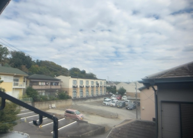 バルコニーからの眺望写真です。厚木市長谷の静かで穏やかな住宅街が広がっており、周辺には高い建物が少なく開けた心地よい景色を望めます。開放感を感じながら日常の景色をお楽しみいただける環境です。