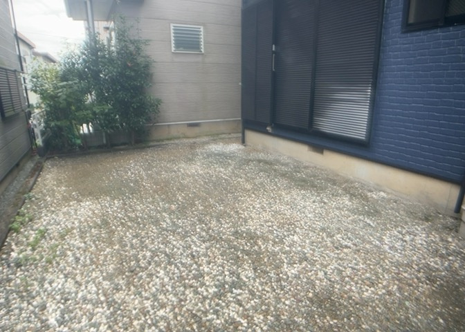 敷地内にはガーデニングや家庭菜園などを楽しめる庭がございます。お子様やペットの遊び場としても活用でき、戸建てならではの緑豊かでゆとりある暮らしを屋外でも手軽にお楽しみいただくことが可能です。