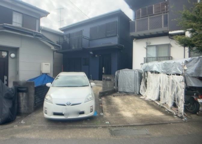 北東側幅員約4.0mの公道に接した前面道路の様子です。平坦地に位置する落ち着いた住環境で、愛甲石田駅や本厚木駅へのバスアクセスも良好です。徒歩5分圏内にはバス停もあり日々の通学通勤にも便利です。