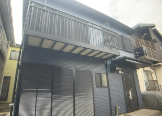1998年1月築、木造2階建ての中古一戸建てです。2026年9月に外装リフォームが完了しており、外壁や屋根を含めて美しい状態に維持されています。新生活を気持ちよくスタートしていただける邸宅です。