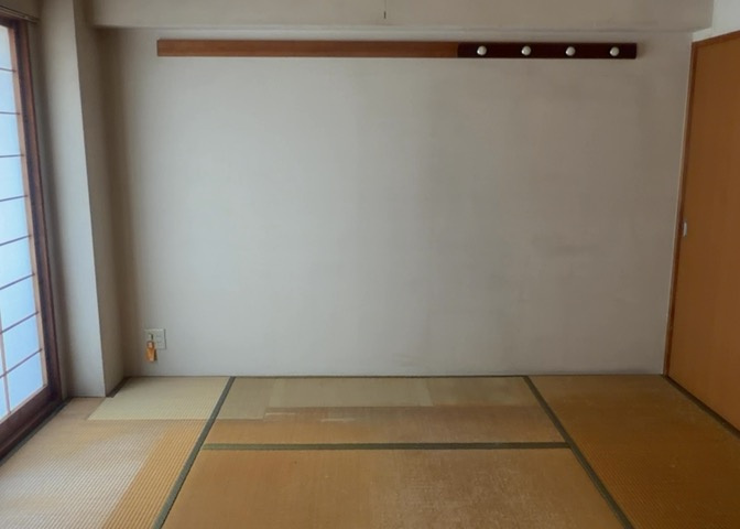 寝室でゆっくりと過ごすためにはベッド周りの適度な空間を担保することや窓の位置、照明の明るさ、寝室の広さなどを考える必要があります。自身や家族の構成とライフスタイルに併せて寝室にする部屋を選びましょう！