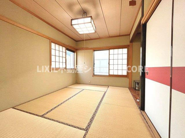 来客時や一息つきたいときなどに利用できる用途多様な空間の和室がございます。