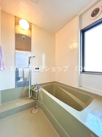 足を伸ばして入れる大きめのバスタブにゆっくりと浸かって、仕事の疲れを取って頂ければと思います。