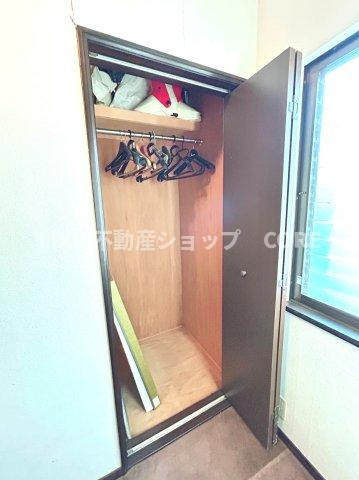 普段着やスーツはもちろんのこと、コート類などもしっかり掛けられます。