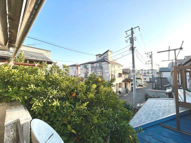 気持ちのいい空が見渡せる広いバルコニー。陽当たりも良く洗濯物やお布団もカラッと乾きそう。