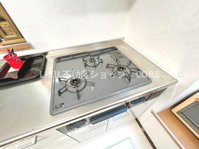 三口コンロで、お料理の効率もアップ！使い勝手の良さを考えました。