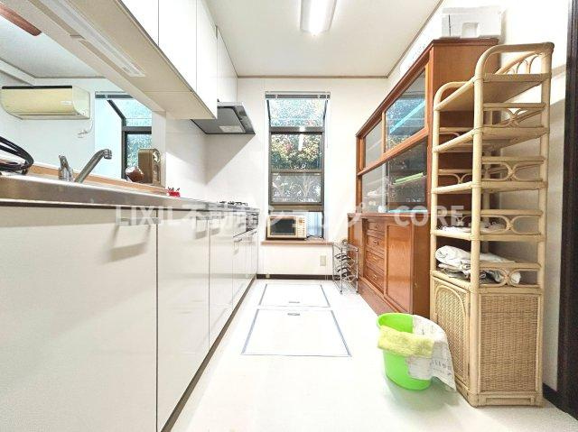 カウンターキッチンはリビングを見渡せるので、お料理番組やドラマを見ながら作業ができます。