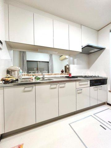 キッチン床部分には床下収納もあるので買い込んだストックや保存食なども保管できて便利。