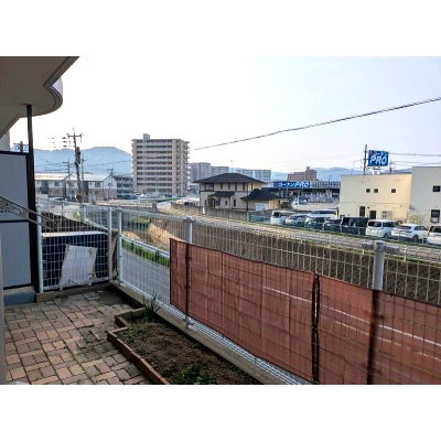 梶原川沿いのテラス。家庭菜園も楽しめます♪