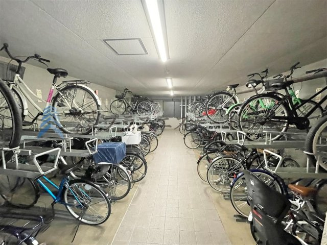 室内駐輪場♪雨や雪による泥はねや汚れを防ぎ自転車を常に清潔な状態に保つことができます♪
