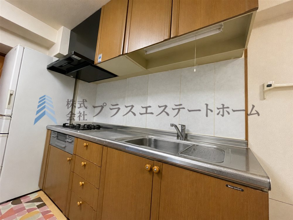 便利な3口コンロが搭載されています♪※画像は実際の写真に家具・調度品を消去するAI加工を施しています