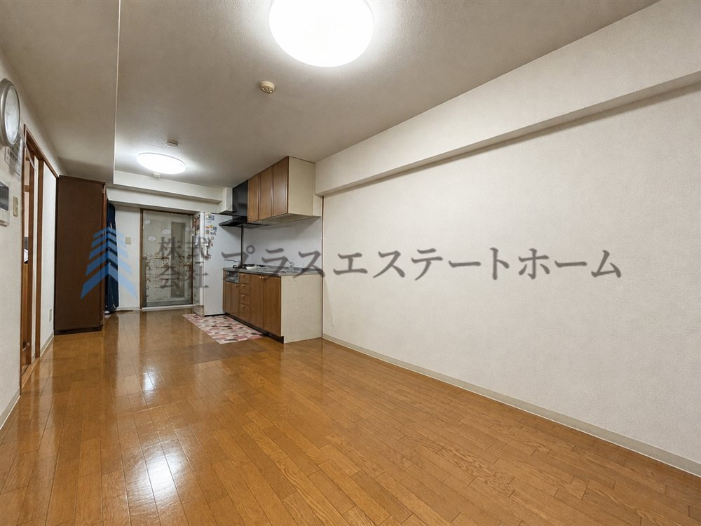 LDKには床暖房付きです♪　※画像は実際の写真に家具・調度品を消去するAI加工を施しています