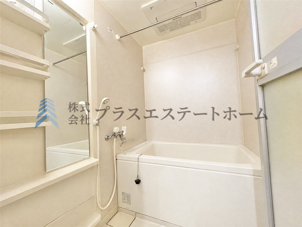 浴室乾燥機付きユニットバス♪　※画像は実際の写真に家具・調度品を消去するAI加工を施しています