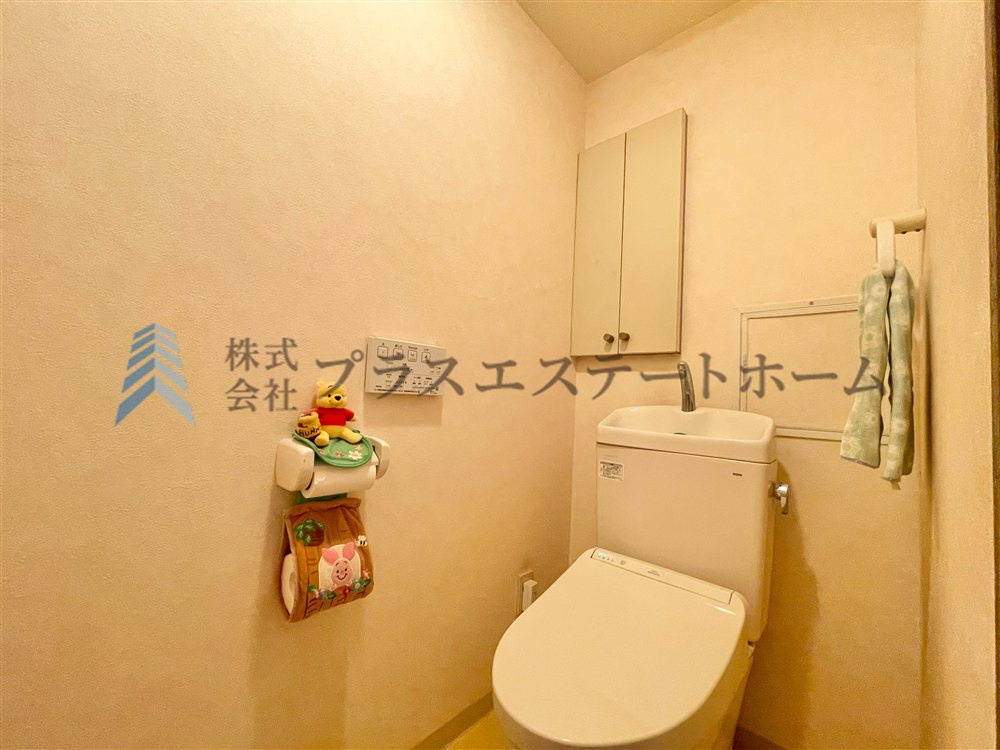温水洗浄便座付きで、通年快適に利用できます。棚があるので、ペーパー類や掃除用具などをすっきりと収納できます♪