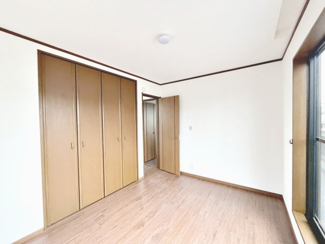 明るい洋室です