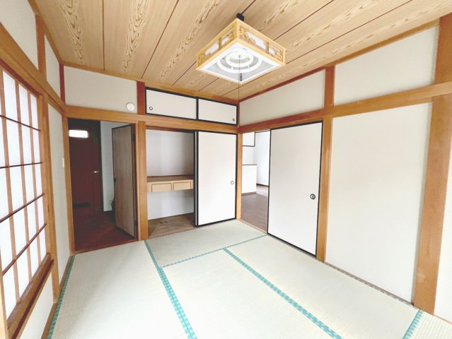 畳の上でゆっくりとくつろげる和室です