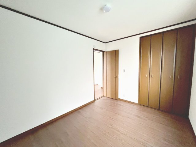 コンパクトで使いやすい洋室です