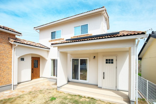 左側の茶色いドアが玄関。右側の白いドアはランドリールームに繋がっています