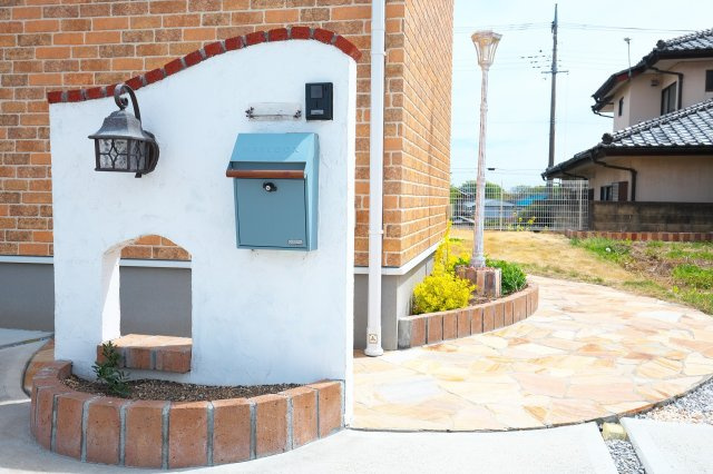 毎日の帰宅が楽しみになる、カフェのような可愛い門柱がお出迎え