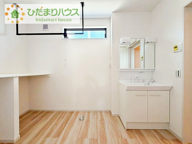 三面鏡の大きな鏡は憧れます(^^♪　鏡の後ろは収納となっていて、細かいものでも収納できるのでスッキリと整理できます！