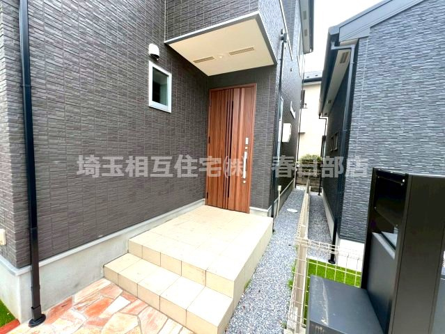 ポーチがあることによって、雨の日の出入りも濡れずに安心です。