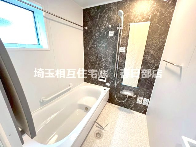落ち着いた雰囲気でゆったりとくつろげるバスルーム。
