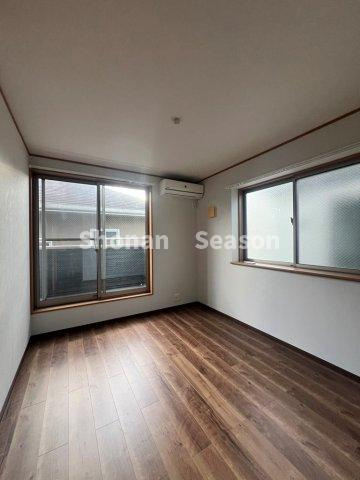 スペース十分な洋室は2階に全3部屋ございます♪