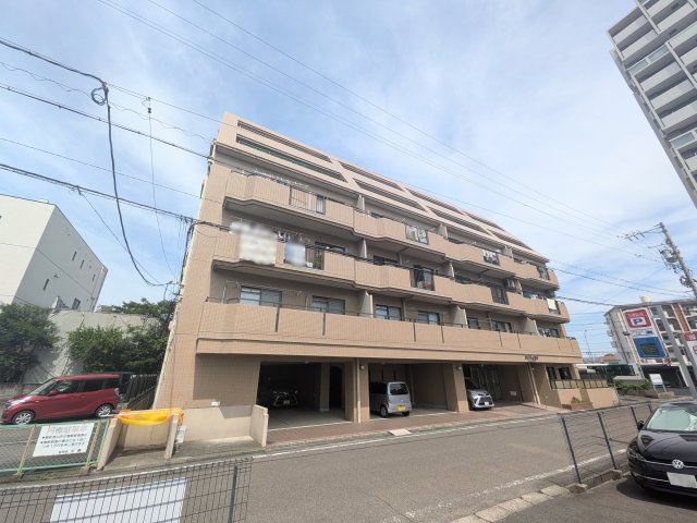 駅から徒歩4分の立地にある6階建のマンションの1階♪スーパーや薬局などのお買い物施設も徒歩圏内で◎