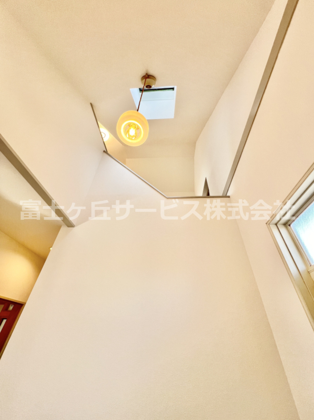 玄関上部は吹き抜けで開放感があります