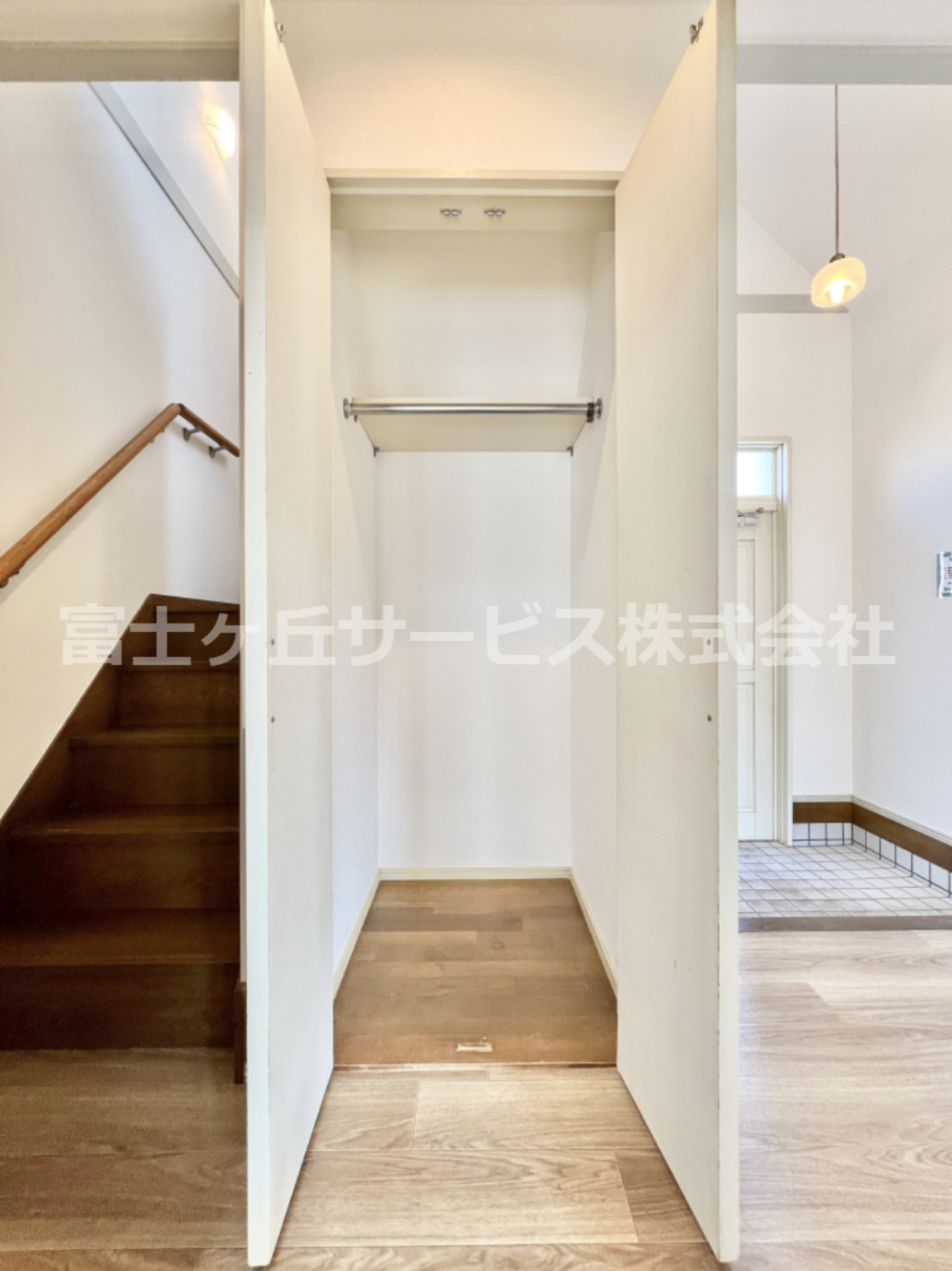 玄関横の収納です
