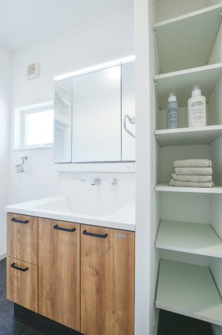 みんなが使いやすくお手入れ簡単な洗面設備を採用しています　※施工イメージです