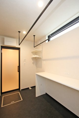 物干し付のユーティリティルーム。畳む→しまう、の洗濯関連の家事を一部屋で完結できます！【プラン例】建物価格2240万円、建物面積110.13？