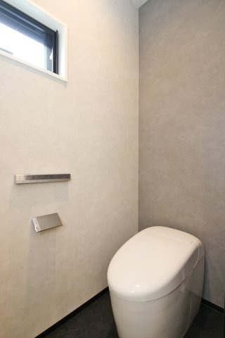 物を少なくしたすっきりと清潔感のあるトイレ。掃除がしやすいムダのない配置。【プラン例】建物価格2240万円、建物面積110.13？