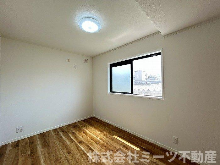 南側5.7帖の洋室