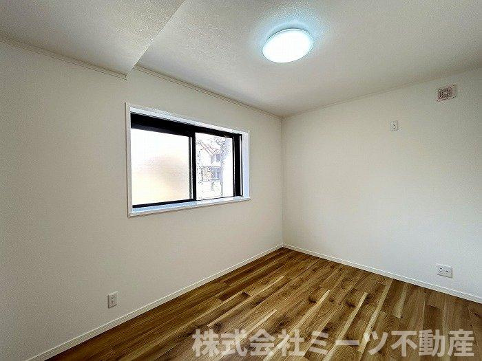 北側5.7帖の洋室