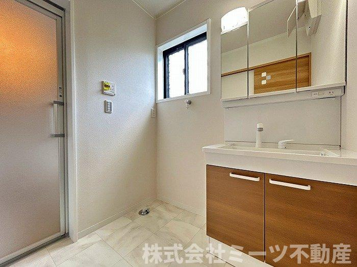 温水シャワー付洗面化粧台も新調♪