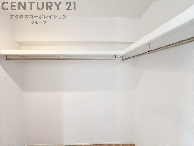 収納力が高く洋服や小物を整理しやすく、更衣室のように使え、部屋がすっきり保てます。収納の配置を自由に調整でき、換気性が良く防湿・防虫対策も可能。快適で機能的な生活空間を実現できます♪