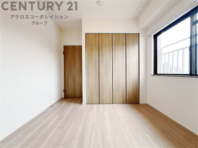 ナチュラルな木目調のフローリング・建具に、白を基調とした明るい印象のクロスが室内を落ち着いた雰囲気にしてくれます♪　家具も合わしやすい色調です。