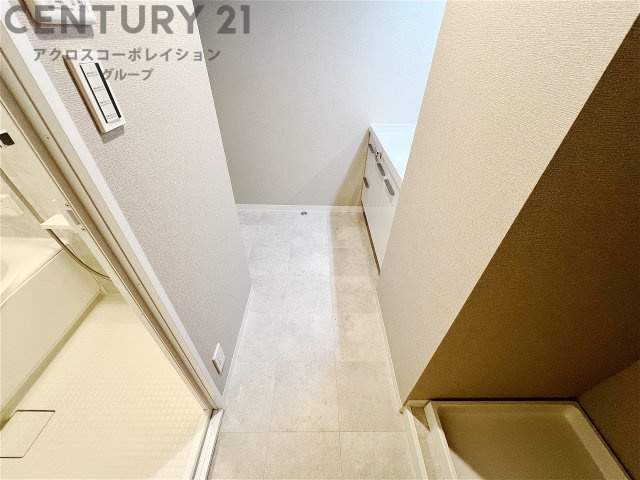 衣服の収納や脱ぎ着や整理整頓がしやすく、湿った衣類を乾燥させるスペースがありカビや臭いの発生を防ぎます。床の汚れを他の部屋に持ち込まず清潔を保つことができます。また快適な入浴環境の整備にも役立ちます。